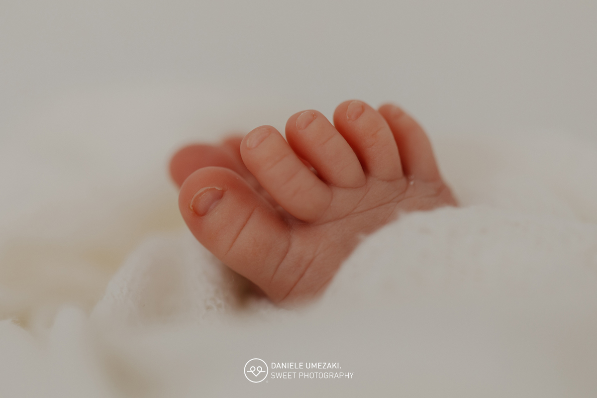 Ensaio newborn do Bernardo feito no estúdio Dani Umezaki, em Mogi das Cruzes. Fotografia de recém-nascido com luz natural e cenário afetivo. Acompanhamento desde o chá revelação até os primeiros dias de vida, com registros cheios de amor.Ensaio newborn do