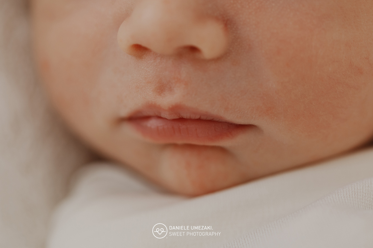 Ensaio newborn do Bernardo feito no estúdio Dani Umezaki, em Mogi das Cruzes. Fotografia de recém-nascido com luz natural e cenário afetivo. Acompanhamento desde o chá revelação até os primeiros dias de vida, com registros cheios de amor.