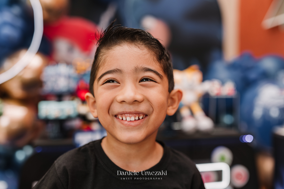 Aniversário infantil em Mogi das Cruzes fotografado por Dani Umezaki. Festa de 5 anos do Theo no Quintal Pitangueira, com decoração do Sonic da Doce de Laço e recreação da Brinkarte. Fotografia afetiva de família desde os primeiros anos.