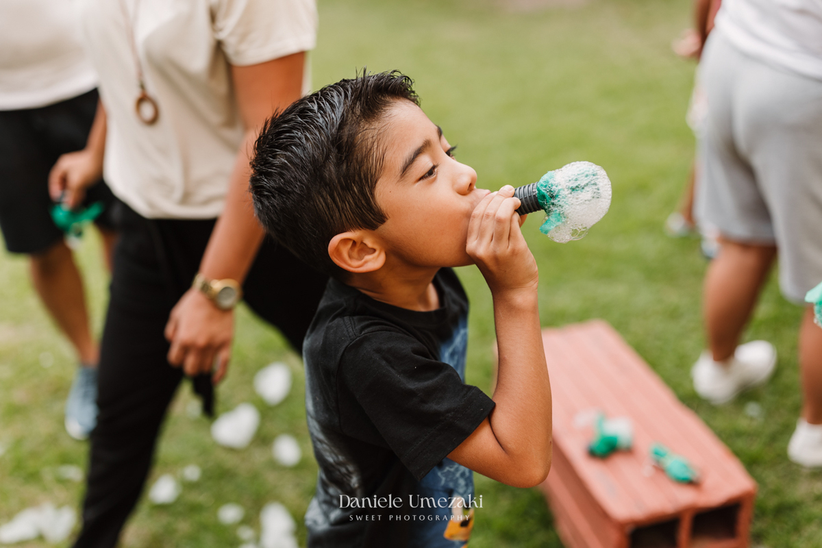Aniversário infantil em Mogi das Cruzes fotografado por Dani Umezaki. Festa de 5 anos do Theo no Quintal Pitangueira, com decoração do Sonic da Doce de Laço e recreação da Brinkarte. Fotografia afetiva de família desde os primeiros anos.