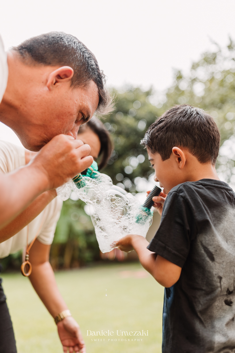 Aniversário infantil em Mogi das Cruzes fotografado por Dani Umezaki. Festa de 5 anos do Theo no Quintal Pitangueira, com decoração do Sonic da Doce de Laço e recreação da Brinkarte. Fotografia afetiva de família desde os primeiros anos.