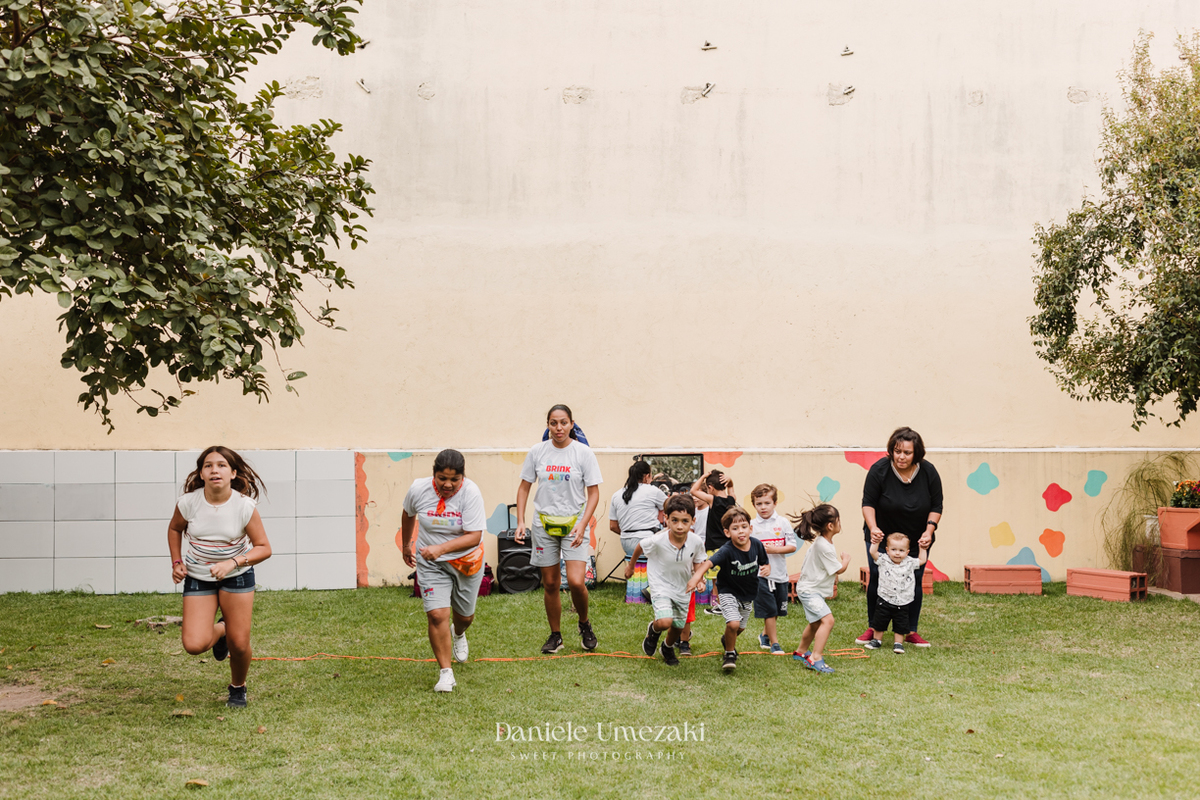 Aniversário infantil em Mogi das Cruzes fotografado por Dani Umezaki. Festa de 5 anos do Theo no Quintal Pitangueira, com decoração do Sonic da Doce de Laço e recreação da Brinkarte. Fotografia afetiva de família desde os primeiros anos.