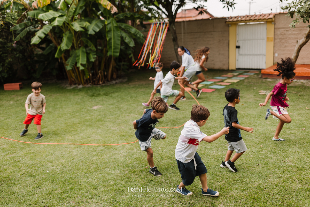 Aniversário infantil em Mogi das Cruzes fotografado por Dani Umezaki. Festa de 5 anos do Theo no Quintal Pitangueira, com decoração do Sonic da Doce de Laço e recreação da Brinkarte. Fotografia afetiva de família desde os primeiros anos.