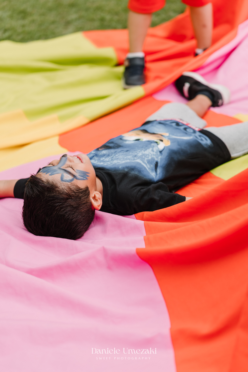 Aniversário infantil em Mogi das Cruzes fotografado por Dani Umezaki. Festa de 5 anos do Theo no Quintal Pitangueira, com decoração do Sonic da Doce de Laço e recreação da Brinkarte. Fotografia afetiva de família desde os primeiros anos.