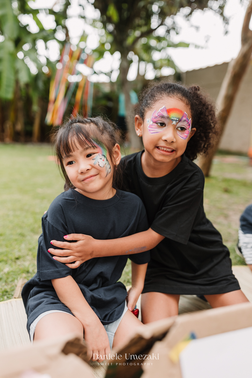 Aniversário infantil em Mogi das Cruzes fotografado por Dani Umezaki. Festa de 5 anos do Theo no Quintal Pitangueira, com decoração do Sonic da Doce de Laço e recreação da Brinkarte. Fotografia afetiva de família desde os primeiros anos.