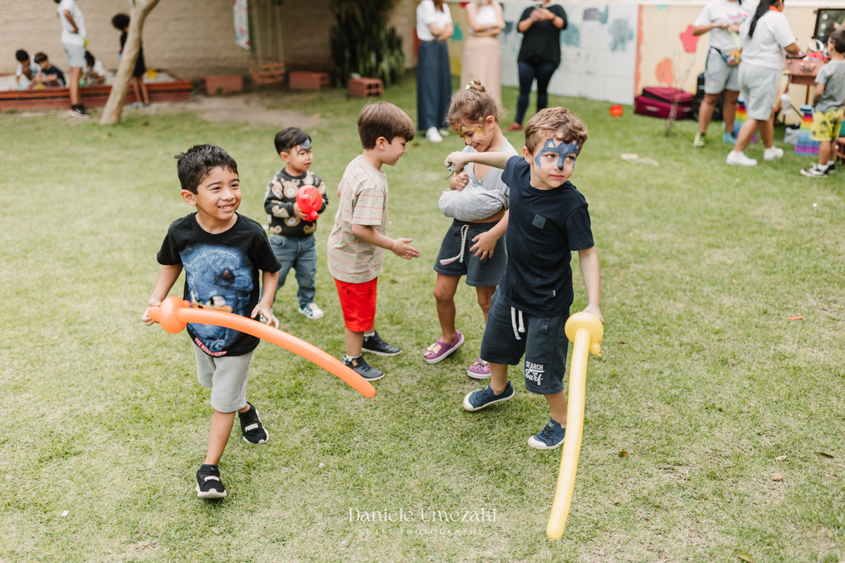 Aniversário infantil em Mogi das Cruzes fotografado por Dani Umezaki. Festa de 5 anos do Theo no Quintal Pitangueira, com decoração do Sonic da Doce de Laço e recreação da Brinkarte. Fotografia afetiva de família desde os primeiros anos.