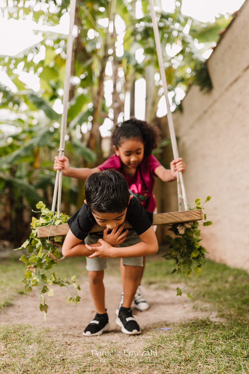 Aniversário infantil em Mogi das Cruzes fotografado por Dani Umezaki. Festa de 5 anos do Theo no Quintal Pitangueira, com decoração do Sonic da Doce de Laço e recreação da Brinkarte. Fotografia afetiva de família desde os primeiros anos.