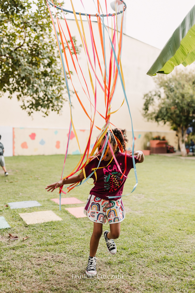 Aniversário infantil em Mogi das Cruzes fotografado por Dani Umezaki. Festa de 5 anos do Theo no Quintal Pitangueira, com decoração do Sonic da Doce de Laço e recreação da Brinkarte. Fotografia afetiva de família desde os primeiros anos.