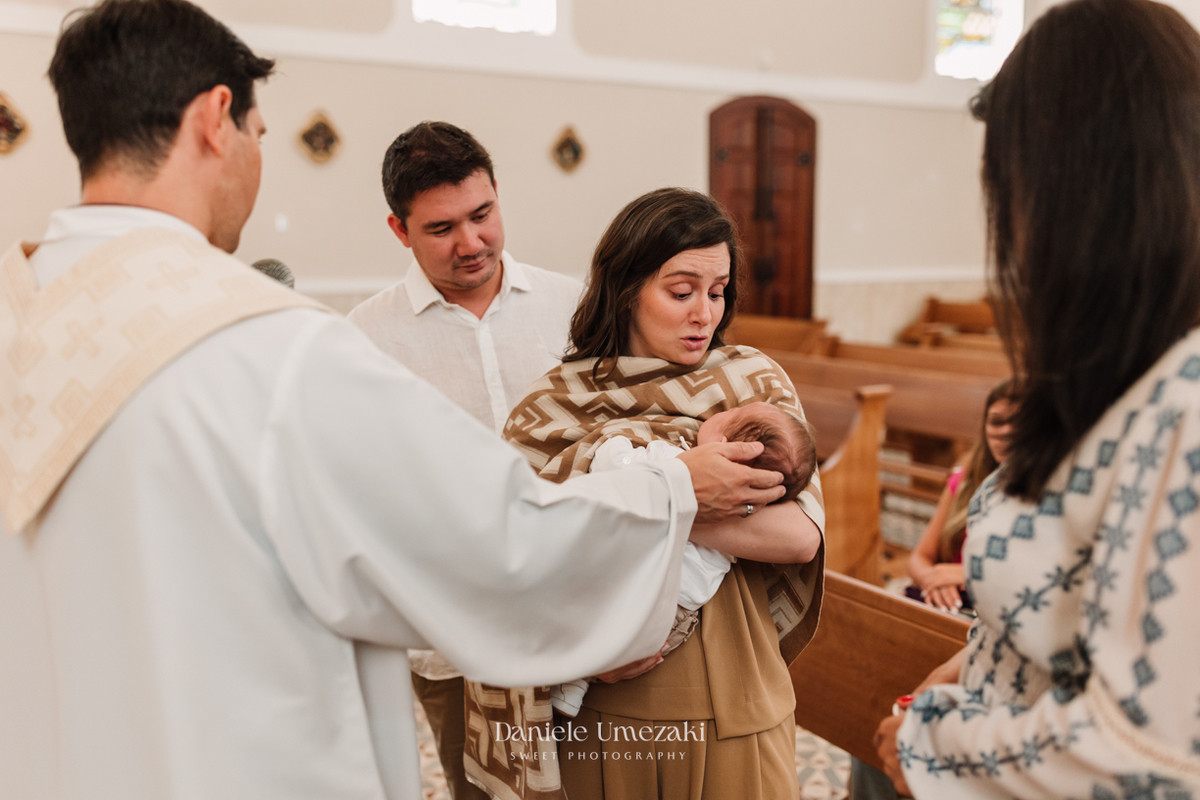 Fotografia de batizado em Mogi das Cruzes realizada por Dani Umezaki. Cerimônia da Malu e do Bernardo na Igreja do Socorro, com registros afetivos e cheios de significado. Família acompanhada desde o chá revelação e aniversários.