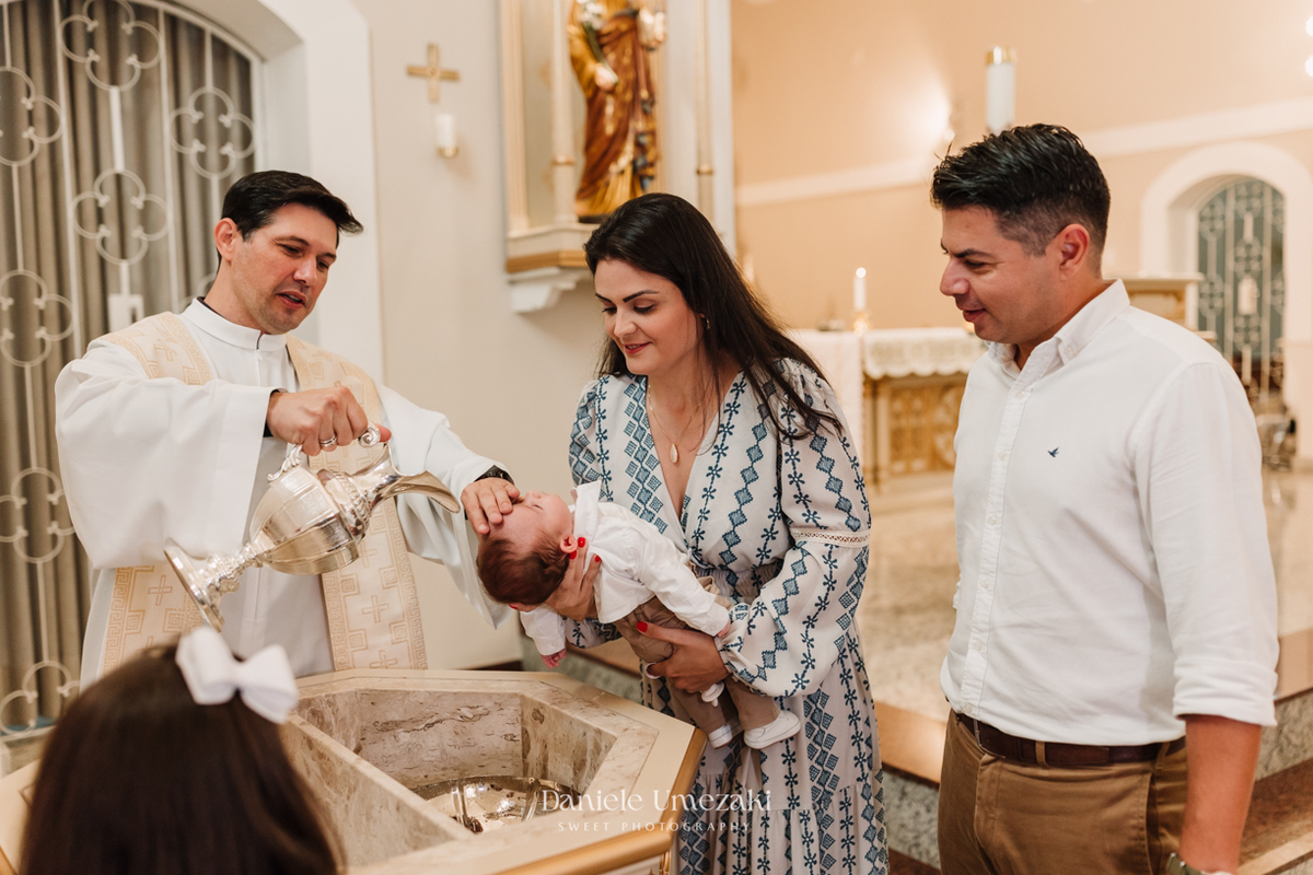 Fotografia de batizado em Mogi das Cruzes realizada por Dani Umezaki. Cerimônia da Malu e do Bernardo na Igreja do Socorro, com registros afetivos e cheios de significado. Família acompanhada desde o chá revelação e aniversários.