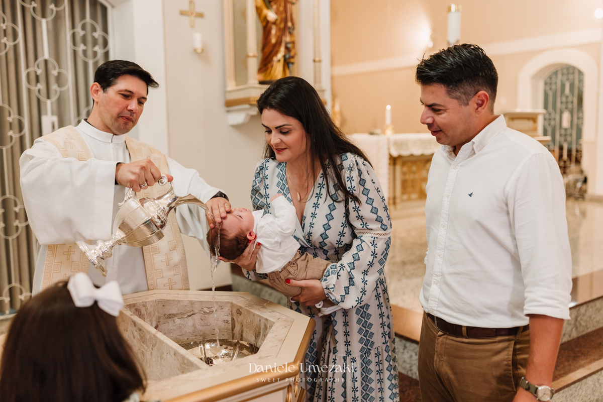 Fotografia de batizado em Mogi das Cruzes realizada por Dani Umezaki. Cerimônia da Malu e do Bernardo na Igreja do Socorro, com registros afetivos e cheios de significado. Família acompanhada desde o chá revelação e aniversários.
