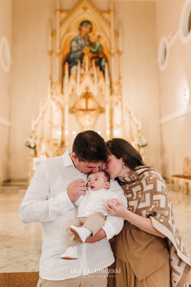 Fotografia de batizado em Mogi das Cruzes realizada por Dani Umezaki. Cerimônia da Malu e do Bernardo na Igreja do Socorro, com registros afetivos e cheios de significado. Família acompanhada desde o chá revelação e aniversários.