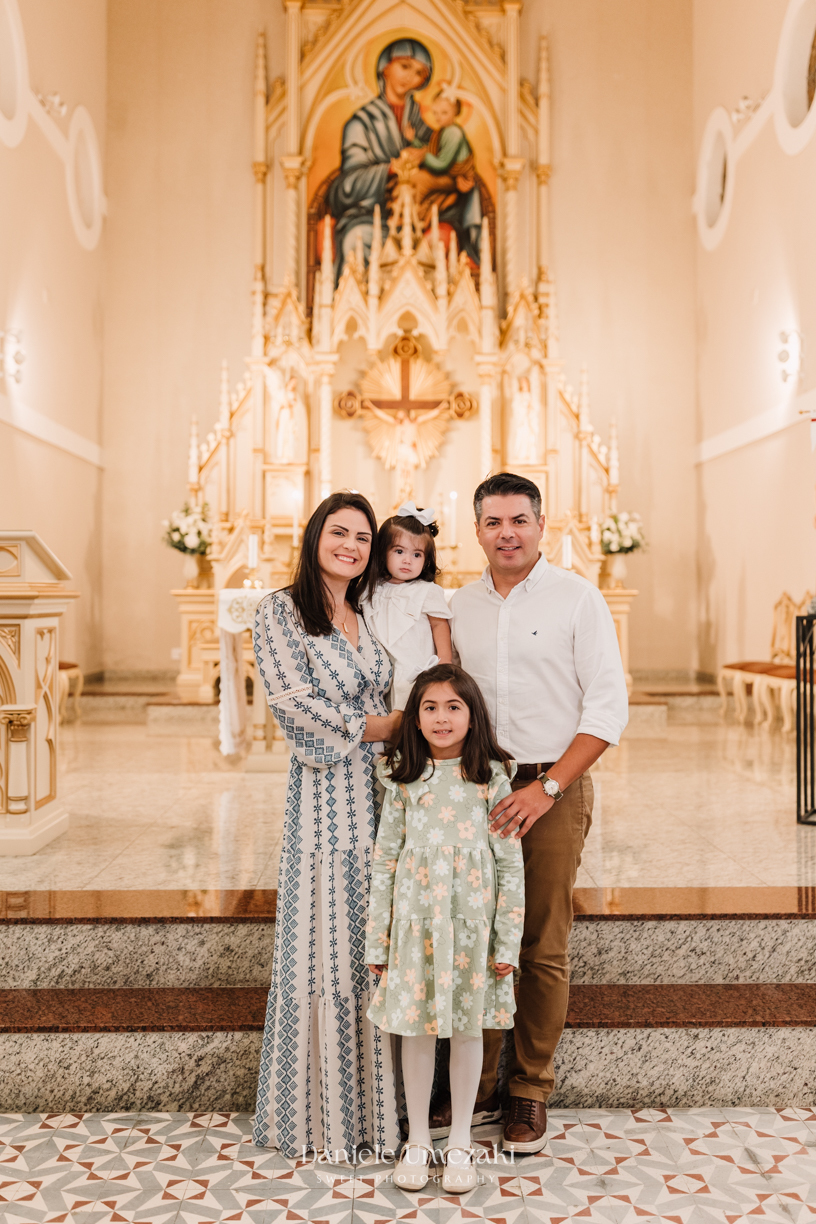Fotografia de batizado em Mogi das Cruzes realizada por Dani Umezaki. Cerimônia da Malu e do Bernardo na Igreja do Socorro, com registros afetivos e cheios de significado. Família acompanhada desde o chá revelação e aniversários.