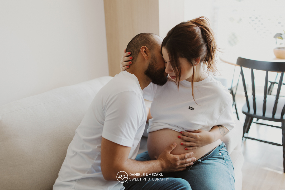 Fotografia de ensaio gestante em casa em Mogi das Cruzes, com Dani Umezaki. Um registro afetivo e cheio de significado da Talita e do Davyson, que já fotografei no newborn do Bernardo, o filho mais velho.