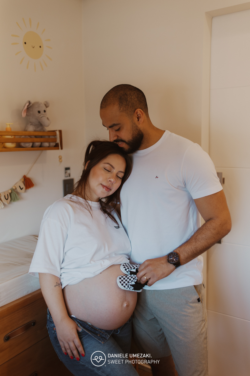 Fotografia de ensaio gestante em casa em Mogi das Cruzes, com Dani Umezaki. Um registro afetivo e cheio de significado da Talita e do Davyson, que já fotografei no newborn do Bernardo, o filho mais velho.