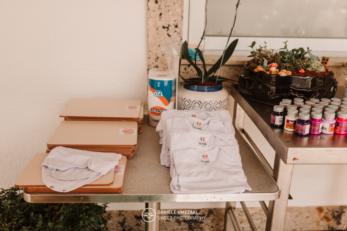 Fotografia de chá revelação em Mogi das Cruzes com Dani Umezaki. Registro afetivo da espera do bebê da Juliana e do Pedro, em um momento cheio de emoção, carinho e família reunida para celebrar esse novo capítulo.