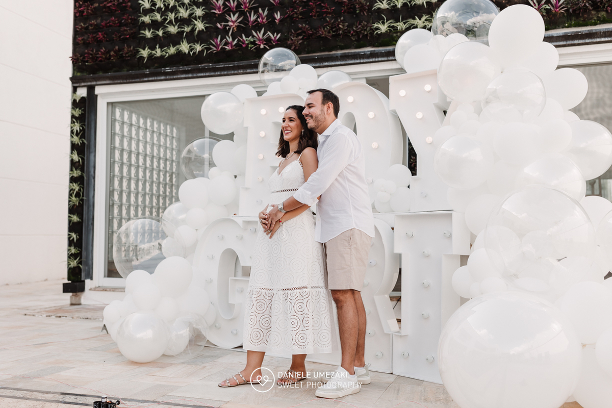 Fotografia de chá revelação em Mogi das Cruzes com Dani Umezaki. Registro afetivo da espera do bebê da Juliana e do Pedro, em um momento cheio de emoção, carinho e família reunida para celebrar esse novo capítulo.