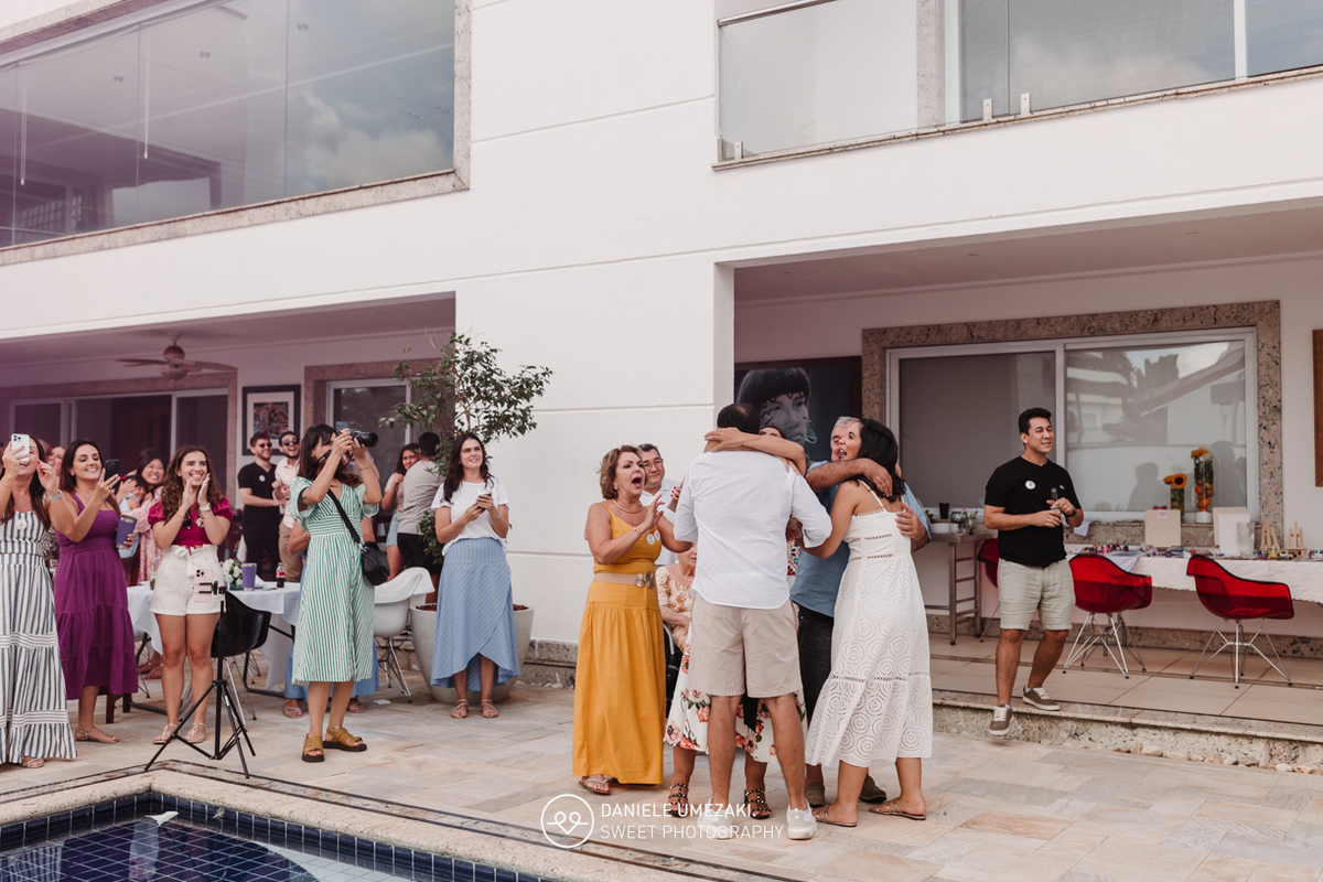 Fotografia de chá revelação em Mogi das Cruzes com Dani Umezaki. Registro afetivo da espera do bebê da Juliana e do Pedro, em um momento cheio de emoção, carinho e família reunida para celebrar esse novo capítulo.