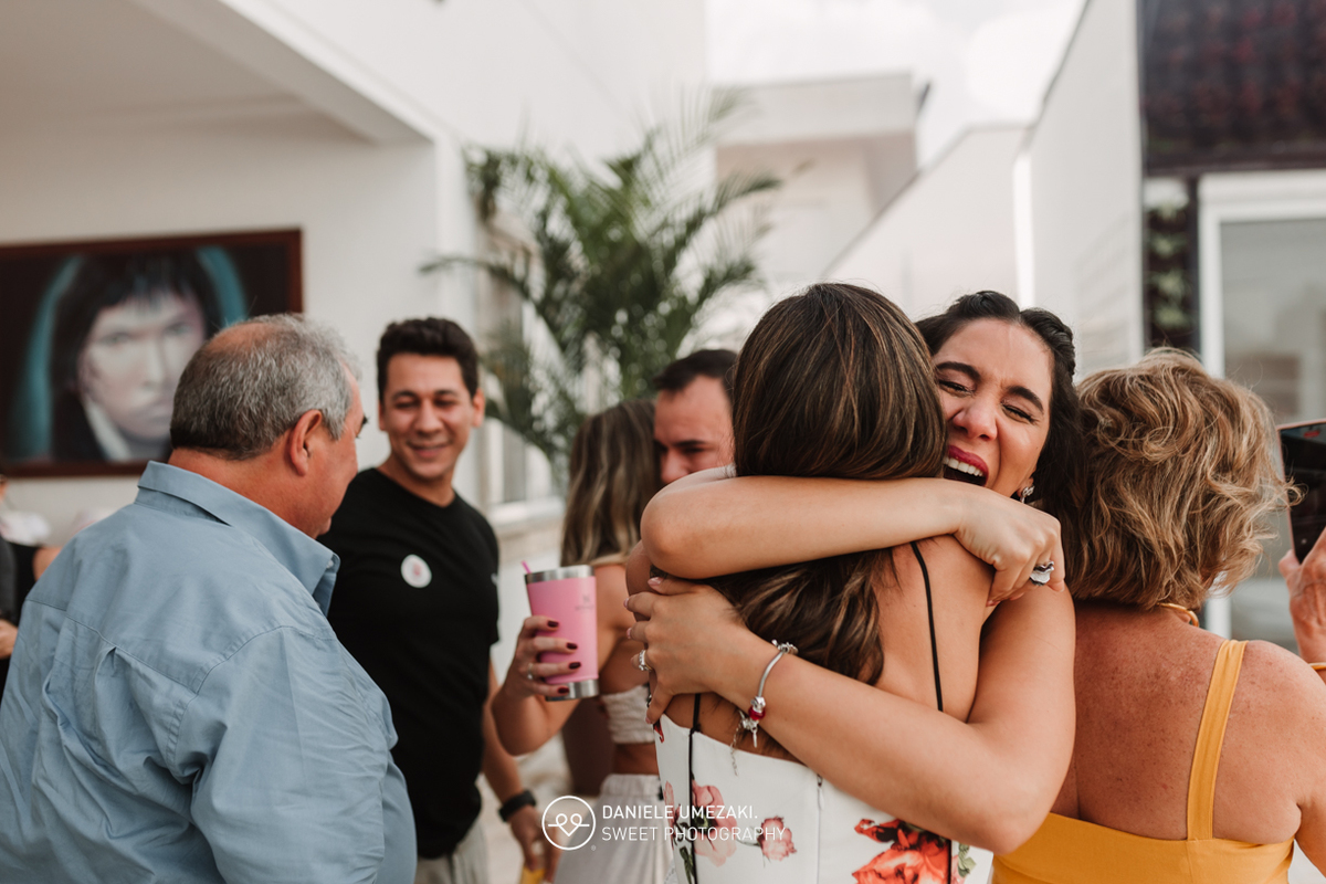 Fotografia de chá revelação em Mogi das Cruzes com Dani Umezaki. Registro afetivo da espera do bebê da Juliana e do Pedro, em um momento cheio de emoção, carinho e família reunida para celebrar esse novo capítulo.