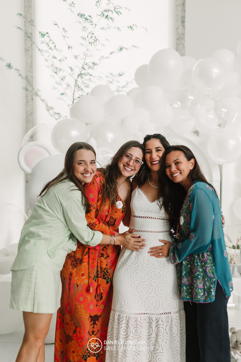 Fotografia de chá revelação em Mogi das Cruzes com Dani Umezaki. Registro afetivo da espera do bebê da Juliana e do Pedro, em um momento cheio de emoção, carinho e família reunida para celebrar esse novo capítulo.