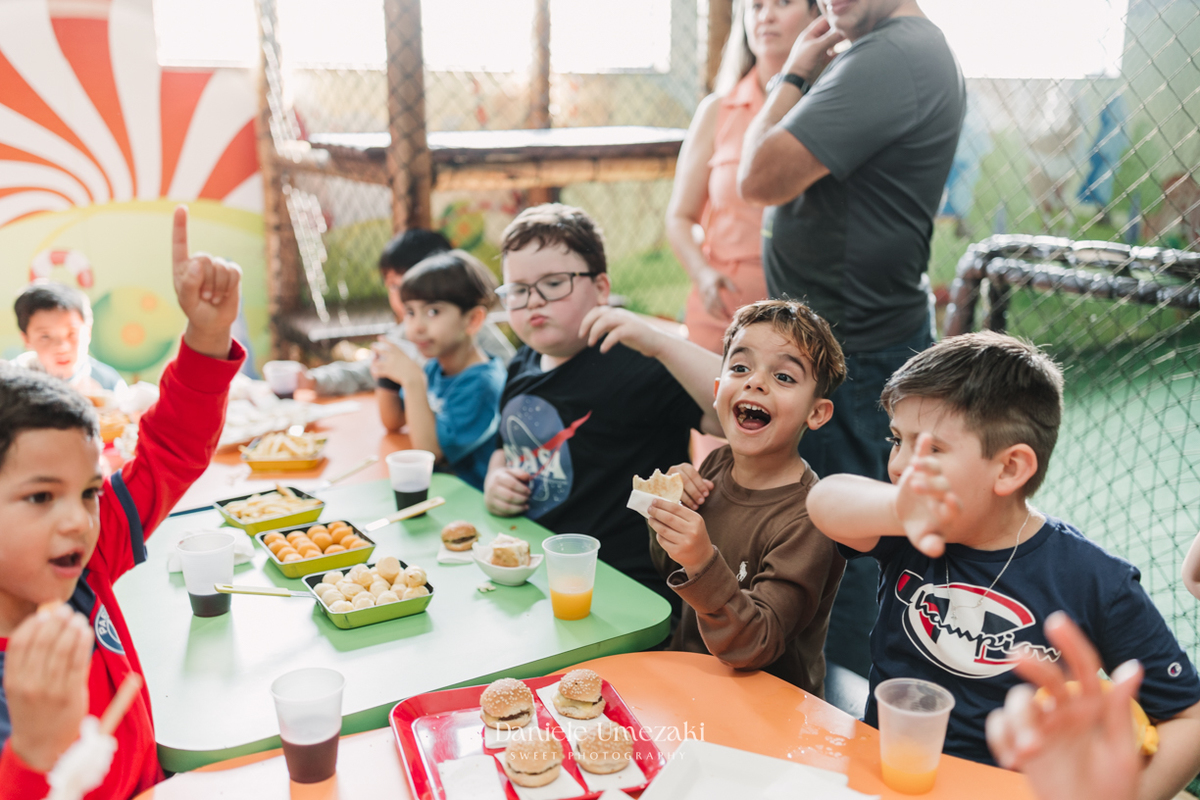 Fotografia de aniversário infantil em Mogi das Cruzes com Dani Umezaki. Festa de 7 anos da Alícia no Vira Sapeka, com decoração da Doce de Laço, muita diversão e brincadeiras. Celebração alegre e cheia de memórias afetivas em família.