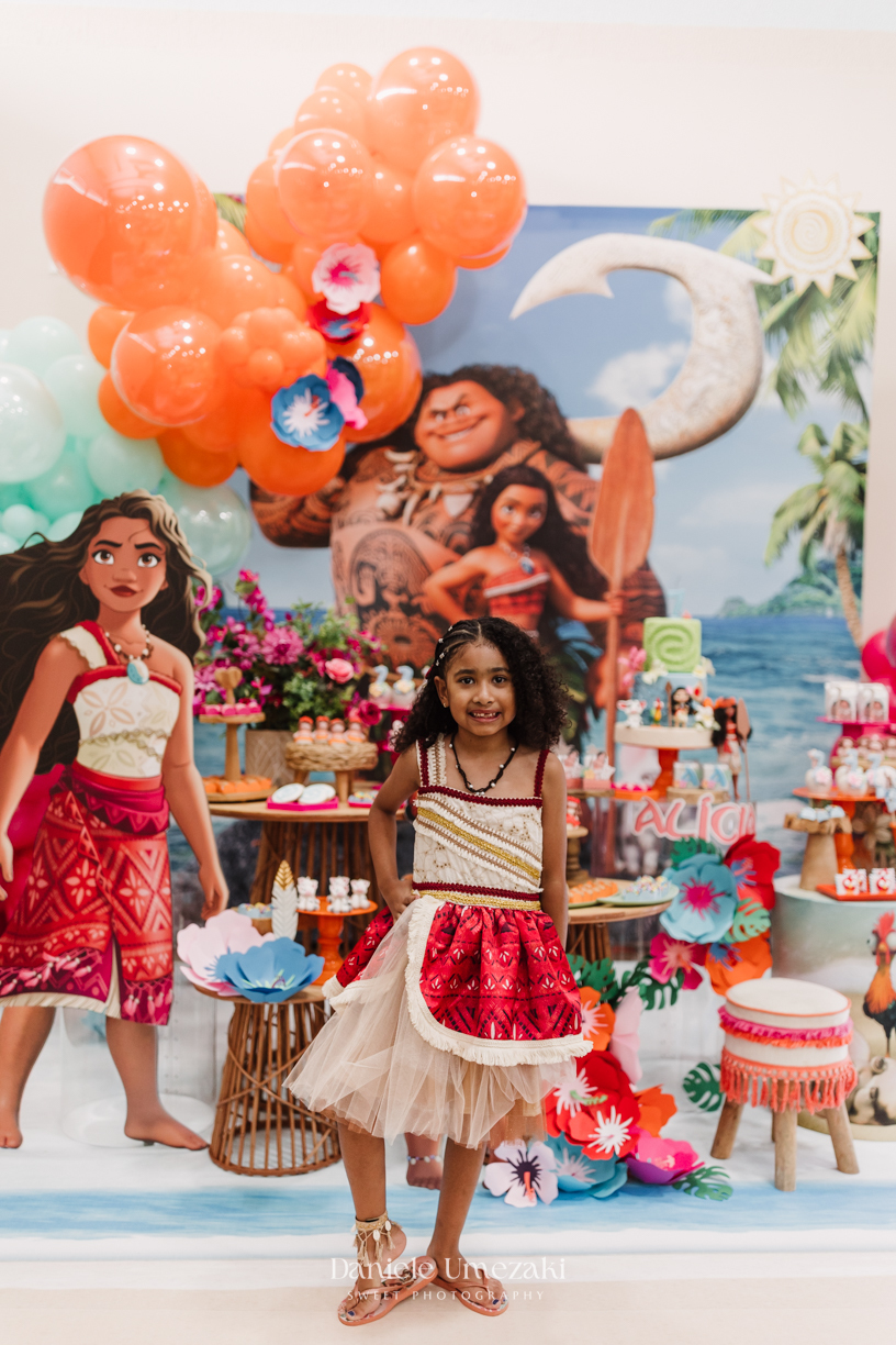 Fotografia de aniversário infantil em Mogi das Cruzes com Dani Umezaki. Festa de 7 anos da Alícia no Vira Sapeka, com decoração da Doce de Laço, muita diversão e brincadeiras. Celebração alegre e cheia de memórias afetivas em família.