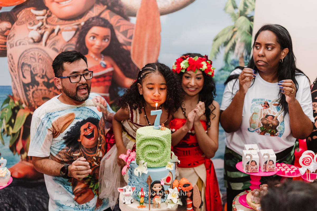 Fotografia de aniversário infantil em Mogi das Cruzes com Dani Umezaki. Festa de 7 anos da Alícia no Vira Sapeka, com decoração da Doce de Laço, muita diversão e brincadeiras. Celebração alegre e cheia de memórias afetivas em família.