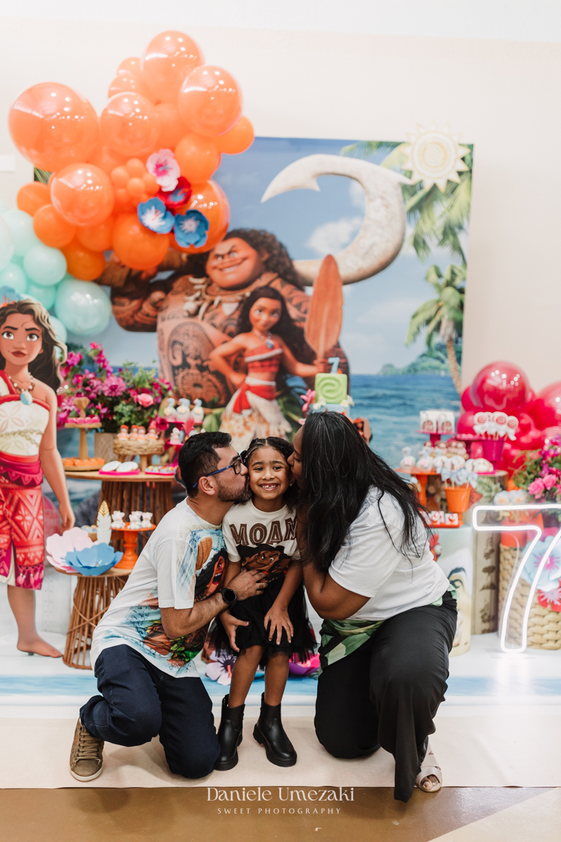 Fotografia de aniversário infantil em Mogi das Cruzes com Dani Umezaki. Festa de 7 anos da Alícia no Vira Sapeka, com decoração da Doce de Laço, muita diversão e brincadeiras. Celebração alegre e cheia de memórias afetivas em família.