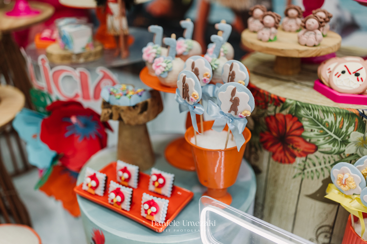 Fotografia de aniversário infantil em Mogi das Cruzes com Dani Umezaki. Festa de 7 anos da Alícia no Vira Sapeka, com decoração da Doce de Laço, muita diversão e brincadeiras. Celebração alegre e cheia de memórias afetivas em família.