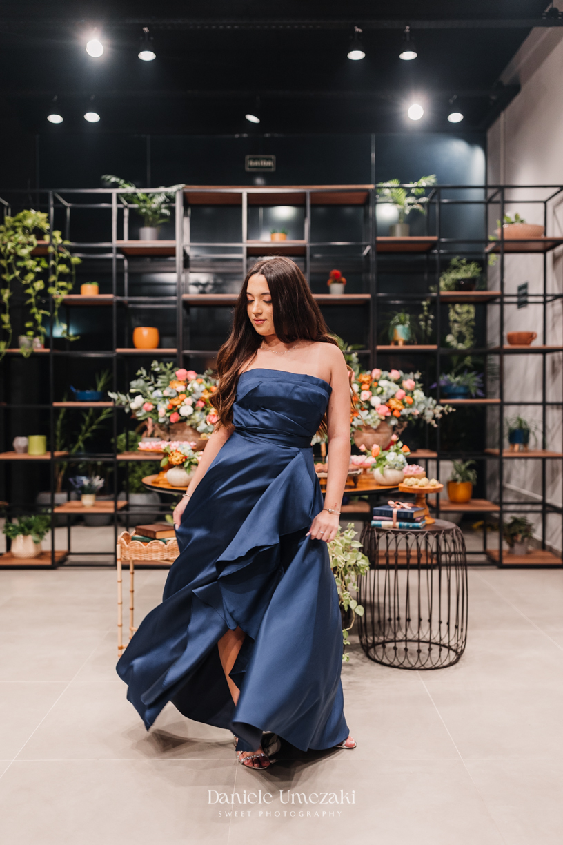 Fotografia de festa de 15 anos em Mogi das Cruzes com Dani Umezaki. A celebração da Rafaella aconteceu no Espaço Banquett, com decoração elegante da Cerejeira. Um registro afetivo e sofisticado de uma noite inesquecível.

