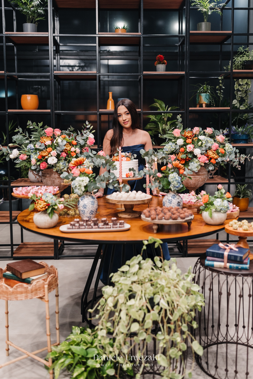 Fotografia de festa de 15 anos em Mogi das Cruzes com Dani Umezaki. A celebração da Rafaella aconteceu no Espaço Banquett, com decoração elegante da Cerejeira. Um registro afetivo e sofisticado de uma noite inesquecível.

