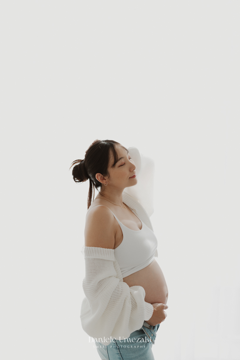 Ensaio gestante feito em estúdio com luz natural em Mogi das Cruzes. Adriana e Erick celebram a espera do Henry em um ensaio delicado e afetivo, fotografado por Dani Umezaki na Vila Oliveira. Um registro atemporal e cheio de significado.