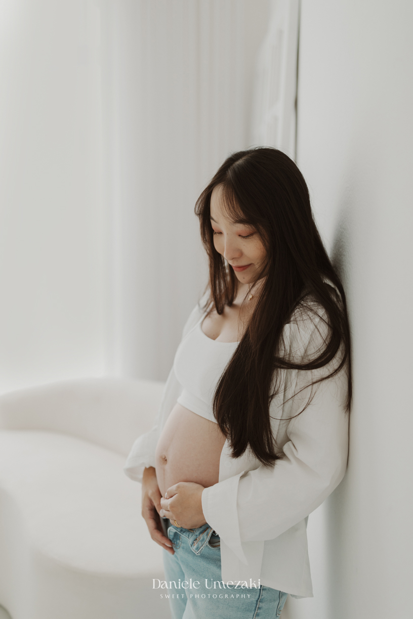 Ensaio gestante feito em estúdio com luz natural em Mogi das Cruzes. Adriana e Erick celebram a espera do Henry em um ensaio delicado e afetivo, fotografado por Dani Umezaki na Vila Oliveira. Um registro atemporal e cheio de significado.