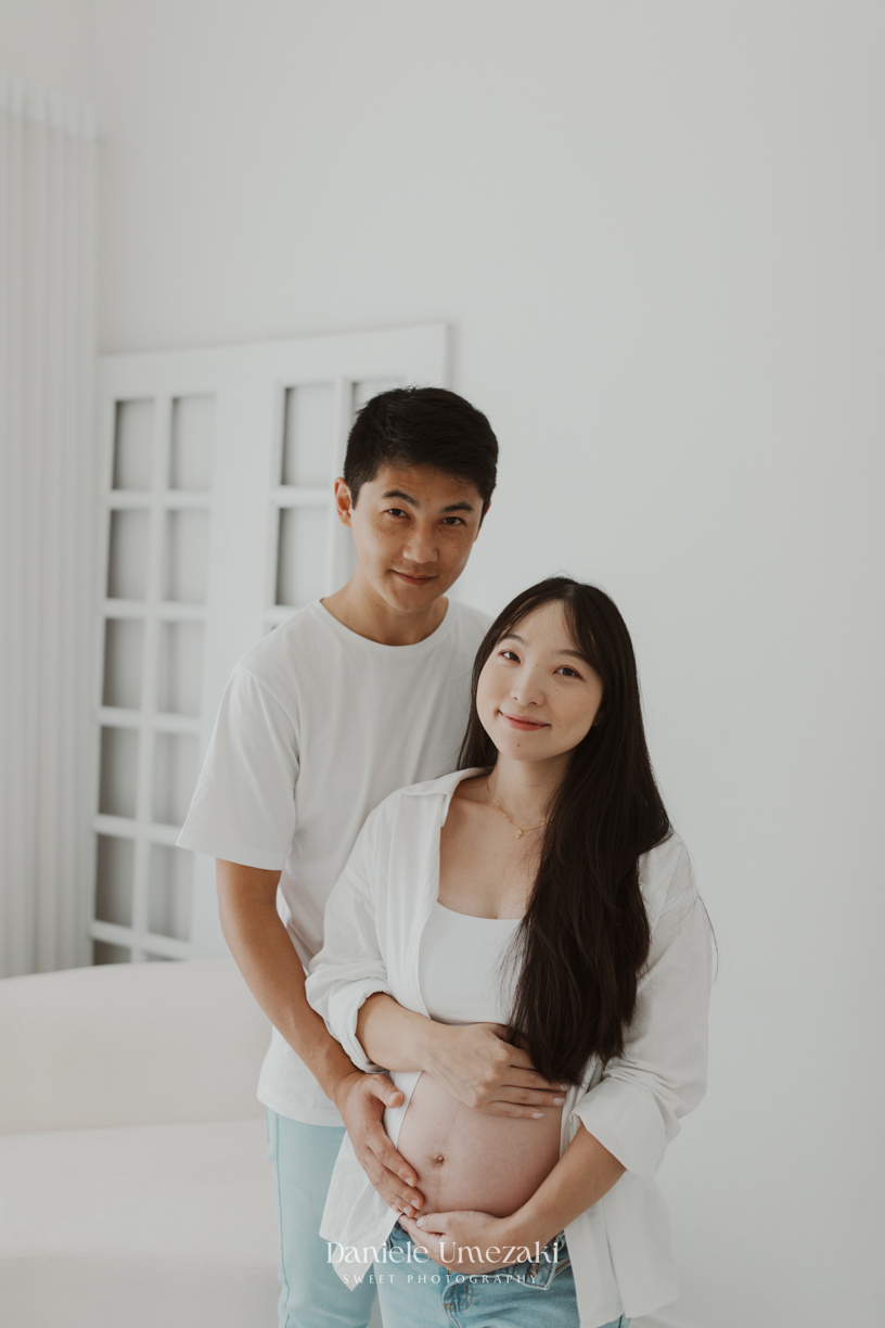 Ensaio gestante feito em estúdio com luz natural em Mogi das Cruzes. Adriana e Erick celebram a espera do Henry em um ensaio delicado e afetivo, fotografado por Dani Umezaki na Vila Oliveira. Um registro atemporal e cheio de significado.