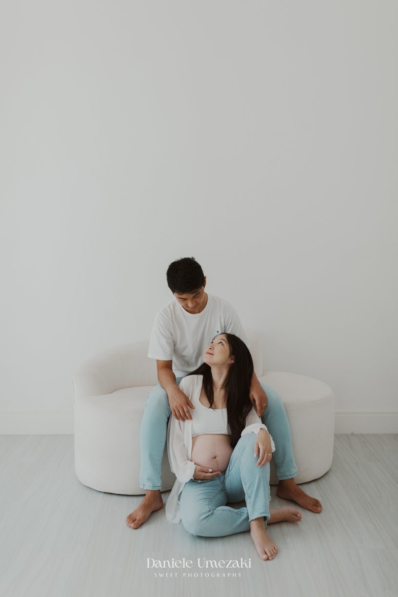 Ensaio gestante feito em estúdio com luz natural em Mogi das Cruzes. Adriana e Erick celebram a espera do Henry em um ensaio delicado e afetivo, fotografado por Dani Umezaki na Vila Oliveira. Um registro atemporal e cheio de significado.