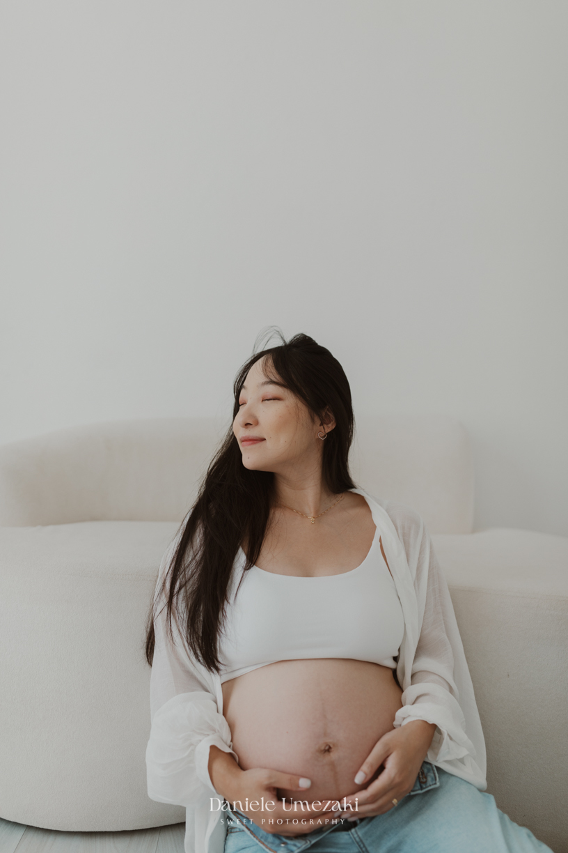 Ensaio gestante feito em estúdio com luz natural em Mogi das Cruzes. Adriana e Erick celebram a espera do Henry em um ensaio delicado e afetivo, fotografado por Dani Umezaki na Vila Oliveira. Um registro atemporal e cheio de significado.
