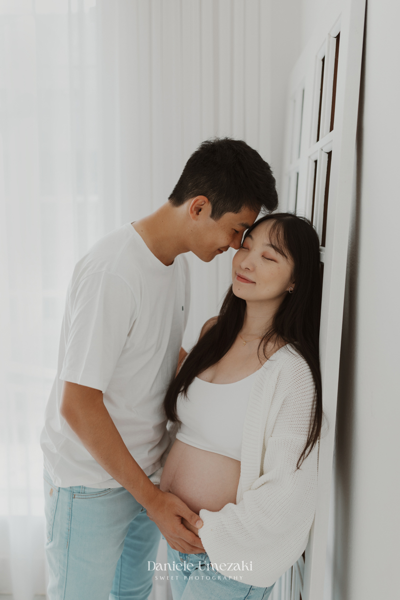 Ensaio gestante feito em estúdio com luz natural em Mogi das Cruzes. Adriana e Erick celebram a espera do Henry em um ensaio delicado e afetivo, fotografado por Dani Umezaki na Vila Oliveira. Um registro atemporal e cheio de significado.