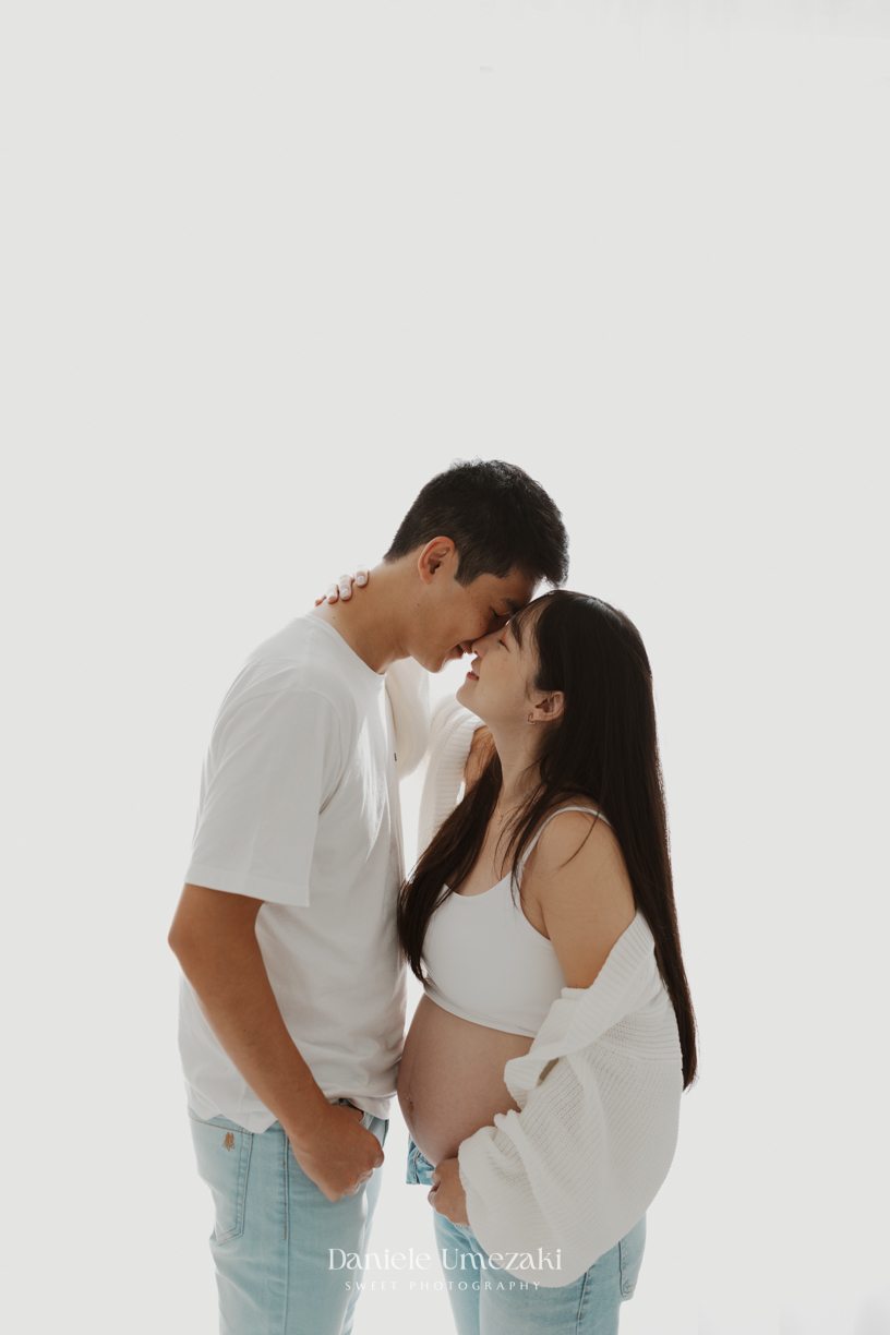 Ensaio gestante feito em estúdio com luz natural em Mogi das Cruzes. Adriana e Erick celebram a espera do Henry em um ensaio delicado e afetivo, fotografado por Dani Umezaki na Vila Oliveira. Um registro atemporal e cheio de significado.