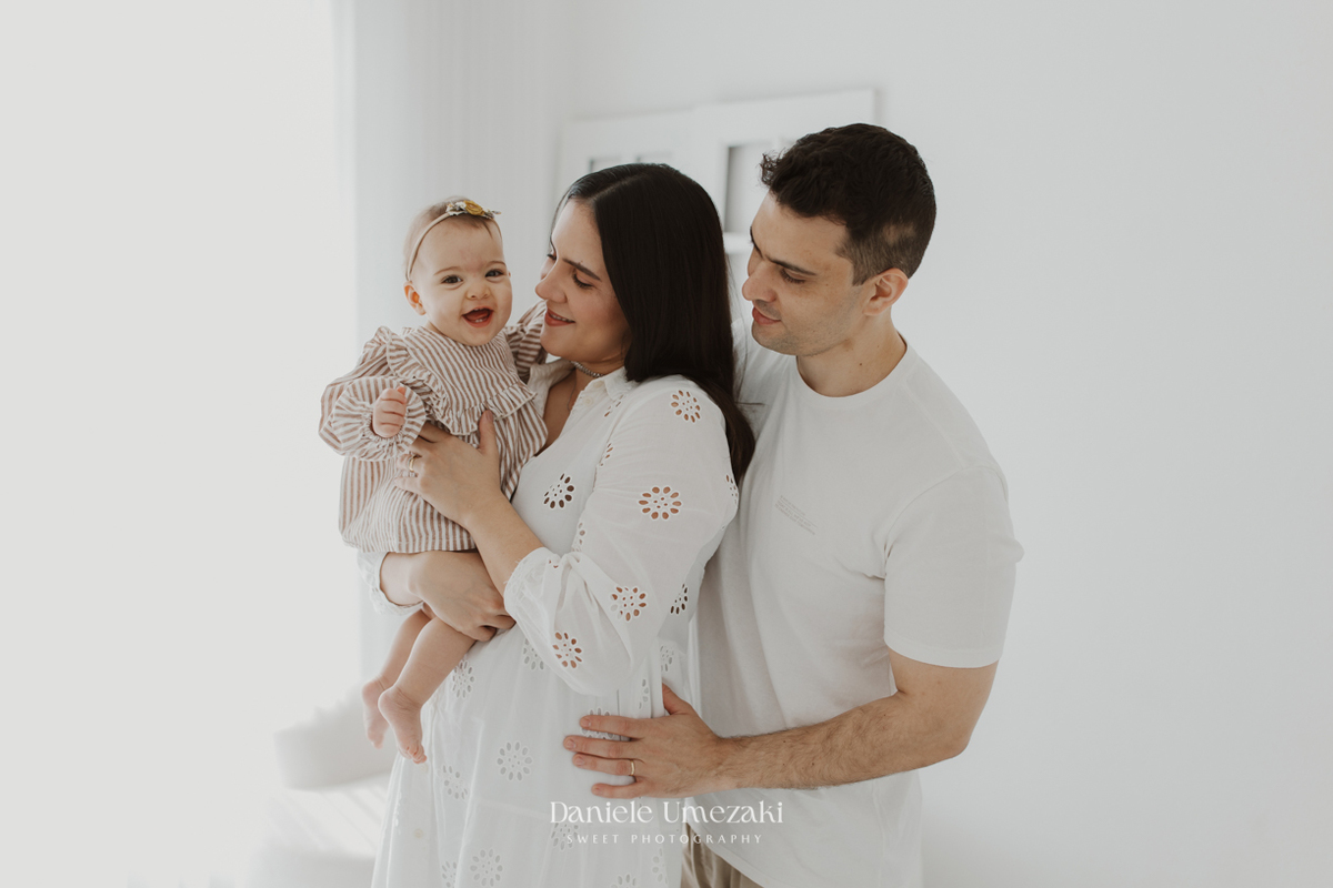 Smash the Cake da Olívia em estúdio de fotografia em Mogi das Cruzes. Ensaio delicado com bolo da @umedoces, papelaria da @jeh.scrap e luz natural. Um registro leve, doce e afetivo do primeiro aninho, feito por Dani Umezaki.
