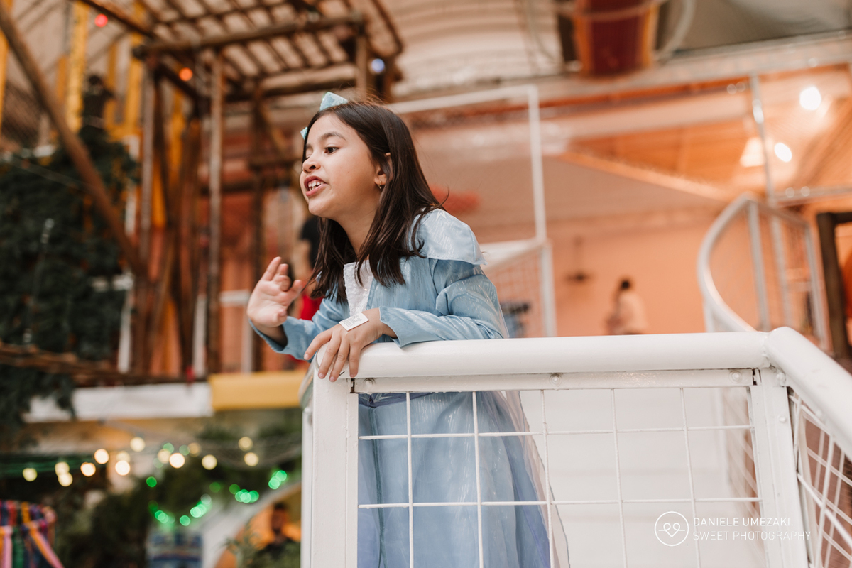 Fotografia de aniversário infantil em Mogi das Cruzes. Registro do aniversário de 7 anos da Julia no Tragaluz, com fotos e vídeo feitos por Dani Umezaki. Festa linda, divertida e cheia de memórias.
