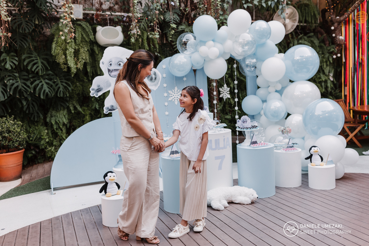 Fotografia de aniversário infantil em Mogi das Cruzes. Registro do aniversário de 7 anos da Julia no Tragaluz, com fotos e vídeo feitos por Dani Umezaki. Festa linda, divertida e cheia de memórias.