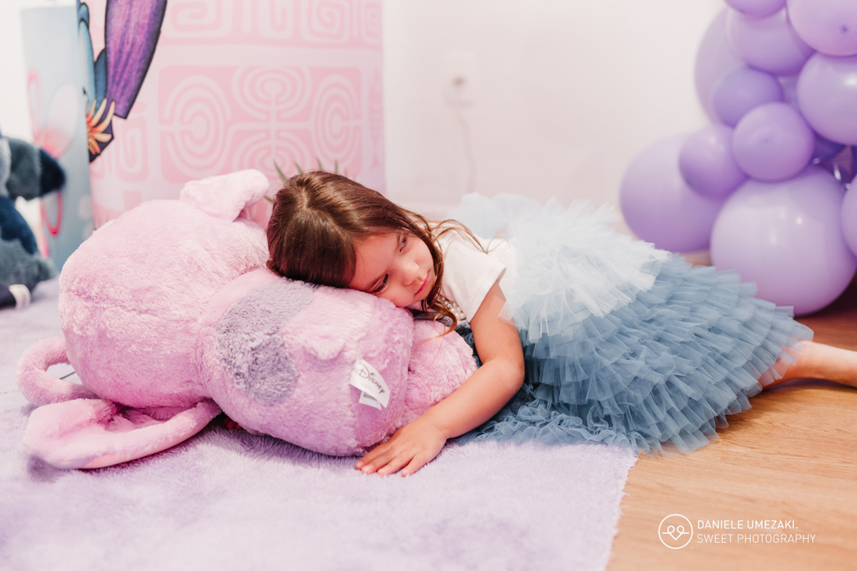 Fotografia de aniversário infantil em Mogi das Cruzes. Registro do 4º aniversário da Beatriz no espaço Pé de Caqui, com uma festa ao ar livre cheia de alegria, carinho e diversão. Um dia leve, cheio de memórias e muito afeto em família
