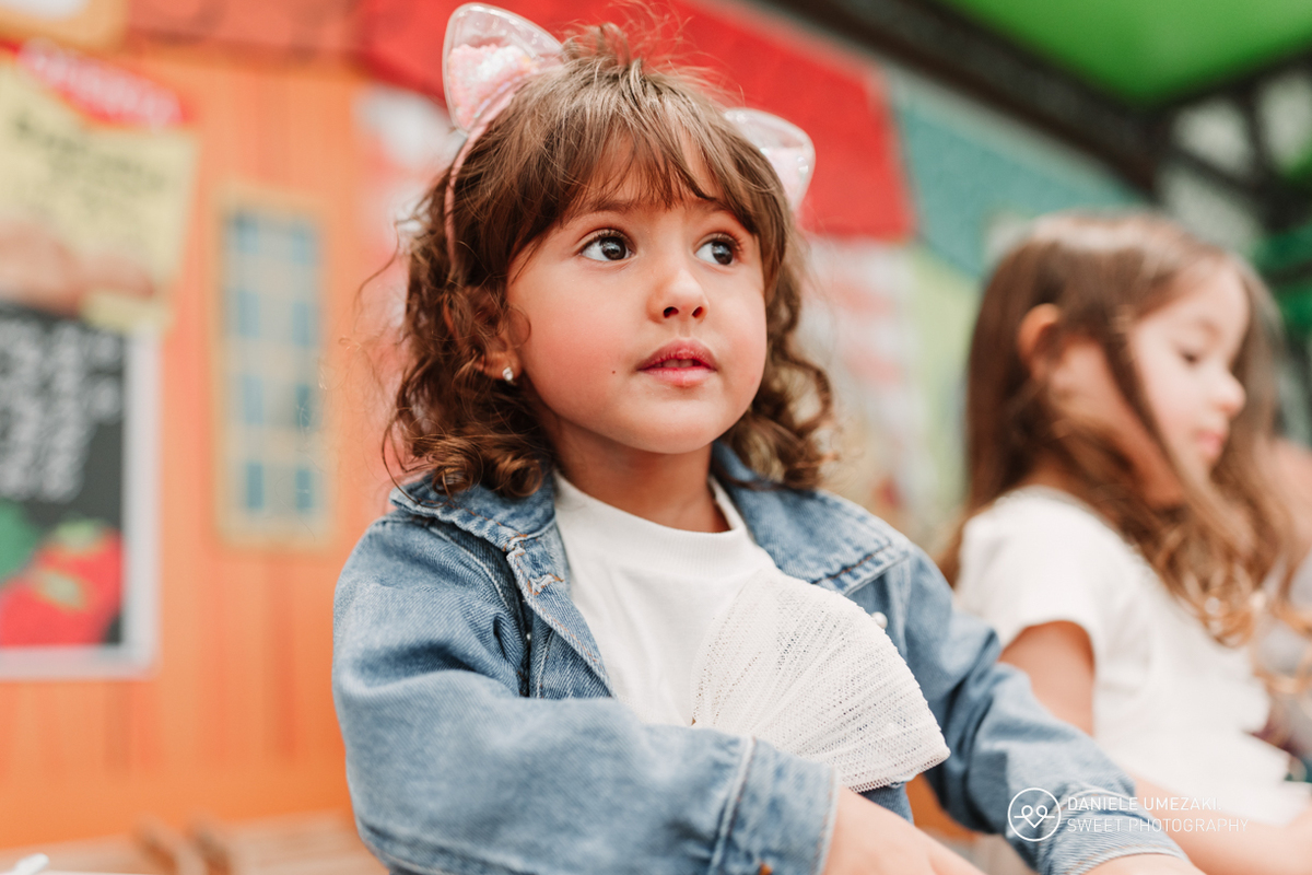 Fotografia de aniversário infantil em Mogi das Cruzes. Registro do 4º aniversário da Beatriz no espaço Pé de Caqui, com uma festa ao ar livre cheia de alegria, carinho e diversão. Um dia leve, cheio de memórias e muito afeto em família