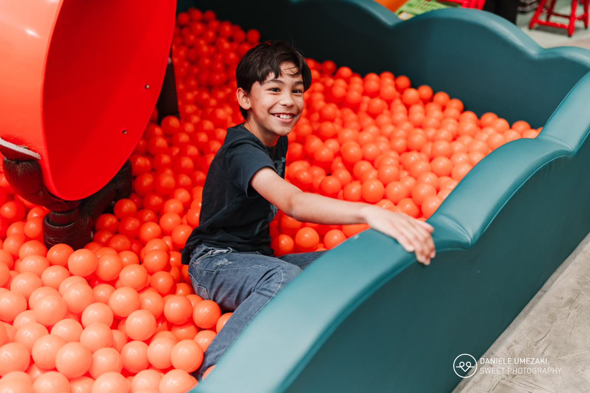 Fotografia de aniversário infantil em Mogi das Cruzes. Registro do 4º aniversário da Beatriz no espaço Pé de Caqui, com uma festa ao ar livre cheia de alegria, carinho e diversão. Um dia leve, cheio de memórias e muito afeto em família