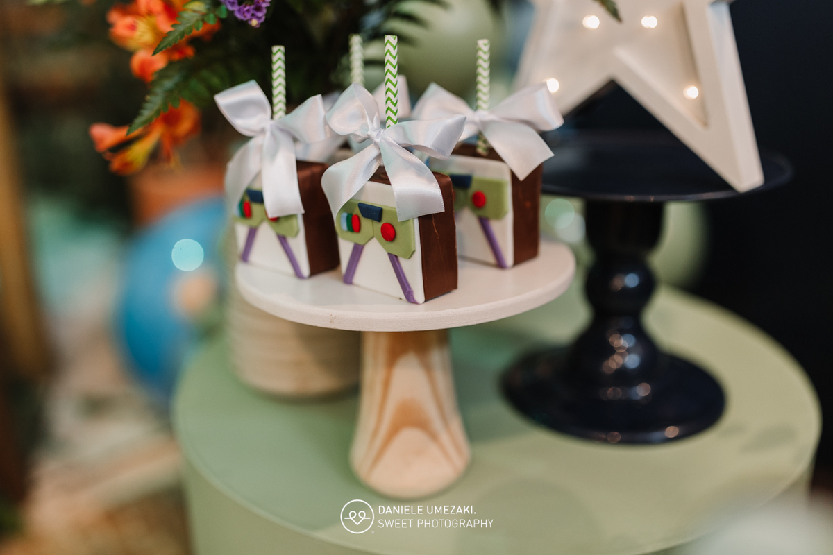 Fotografia de aniversário infantil em São Paulo. Pietro comemorou 5 anos com uma festa no espaço Pracinha Pitangueira, com decoração da Cerejeira Decora. Um registro cheio de afeto, cores e diversão, acompanhando sua história desde o 1º aninho.