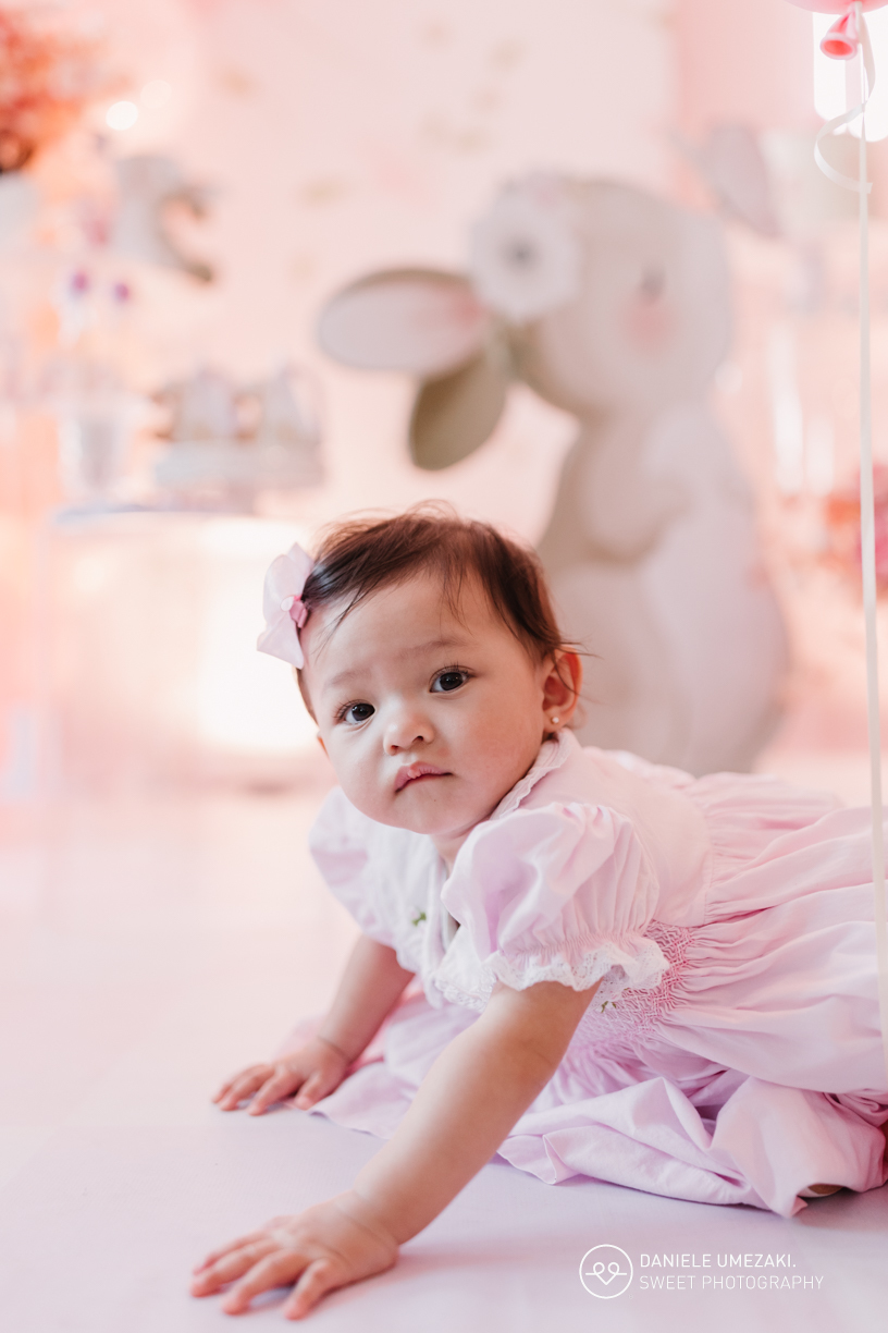 Fotografia de aniversário em Mogi das Cruzes. Alice comemorou seu 1º aninho no salão de festas do condomínio, com decoração da Doce de Laço. Registro cheio de afeto feito por quem acompanha a família desde o batizado da irmã mais velha, Rafaela
