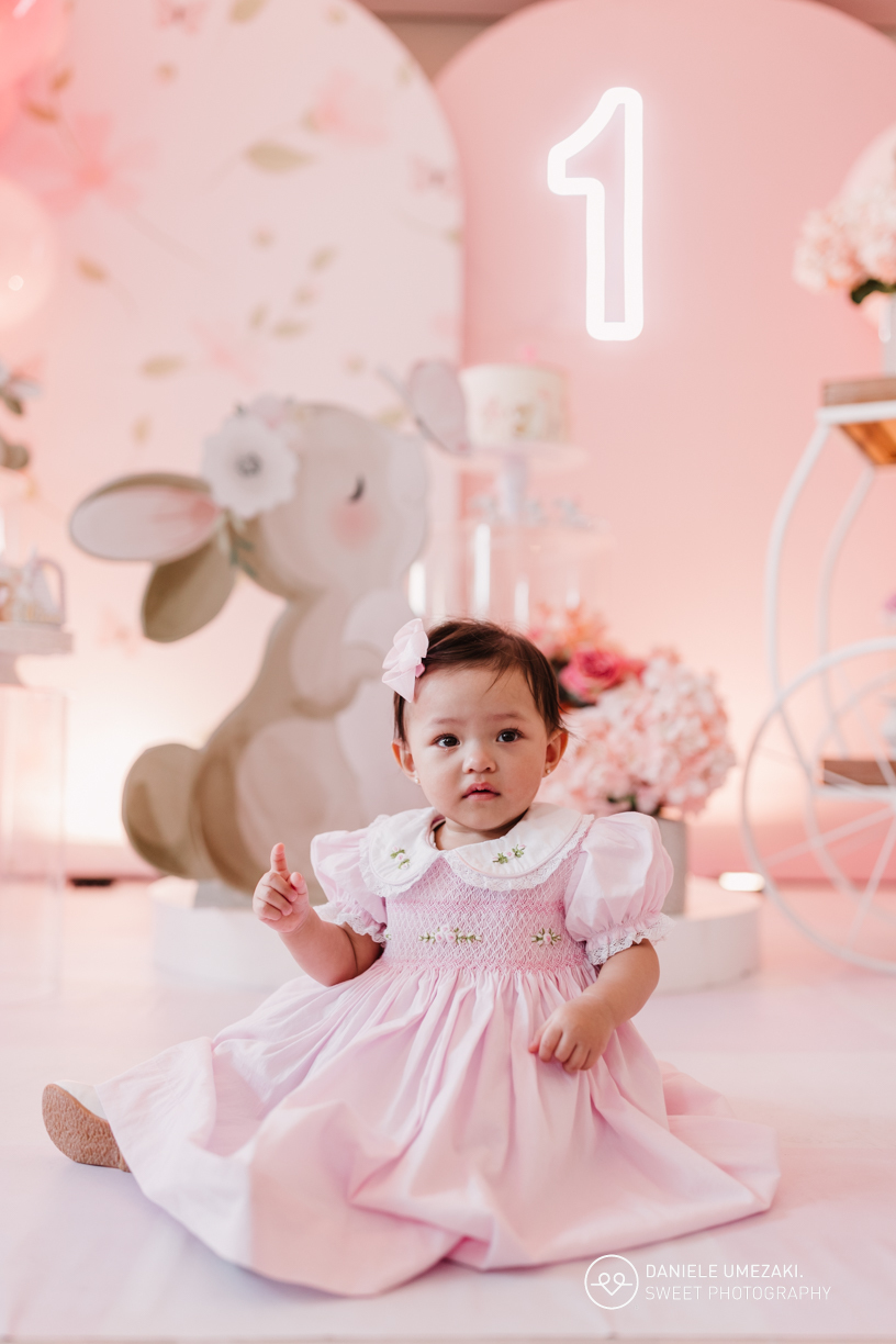 Fotografia de aniversário em Mogi das Cruzes. Alice comemorou seu 1º aninho no salão de festas do condomínio, com decoração da Doce de Laço. Registro cheio de afeto feito por quem acompanha a família desde o batizado da irmã mais velha, Rafaela