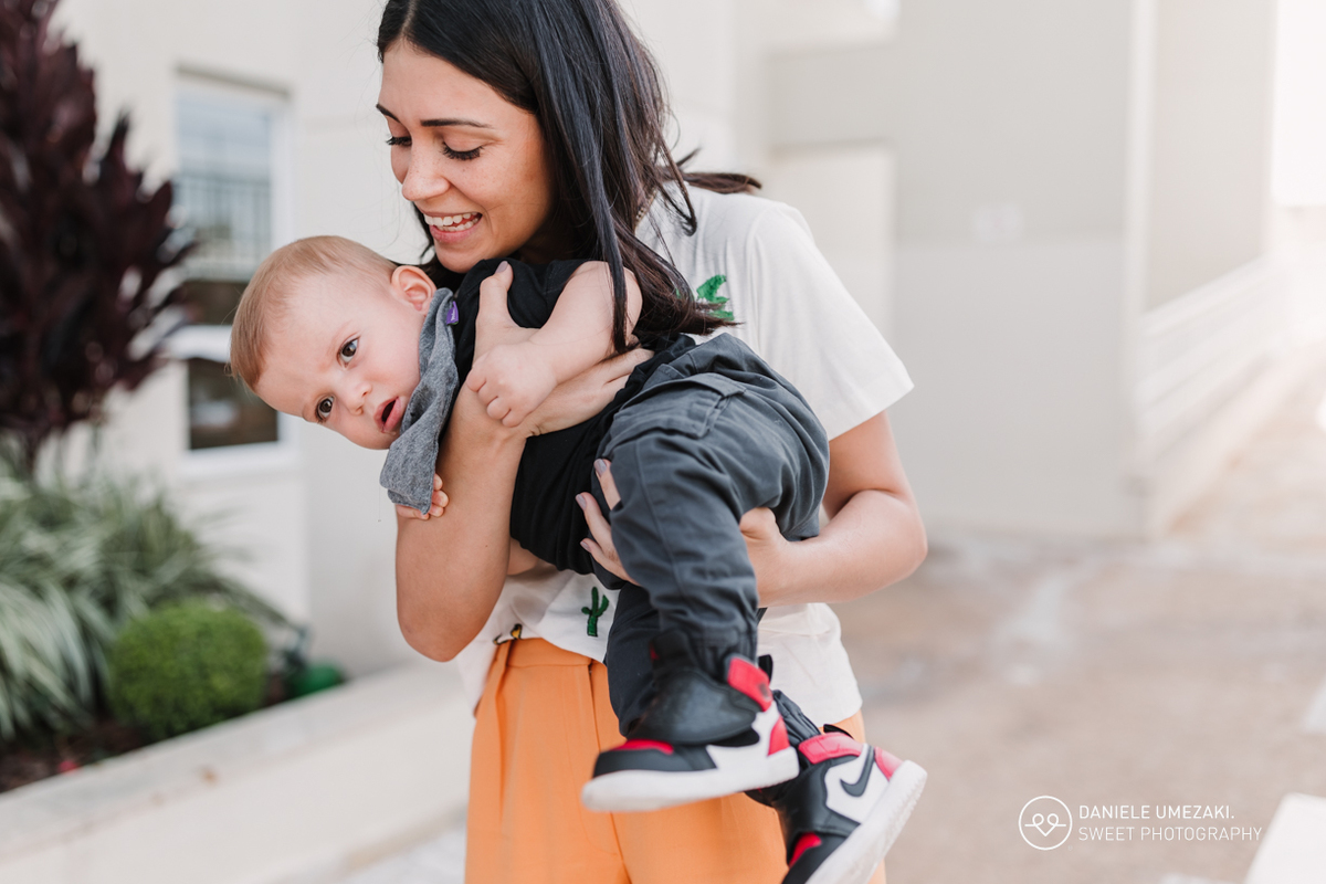 Fotografia de aniversário em Mogi das Cruzes. Alice comemorou seu 1º aninho no salão de festas do condomínio, com decoração da Doce de Laço. Registro cheio de afeto feito por quem acompanha a família desde o batizado da irmã mais velha, Rafaela