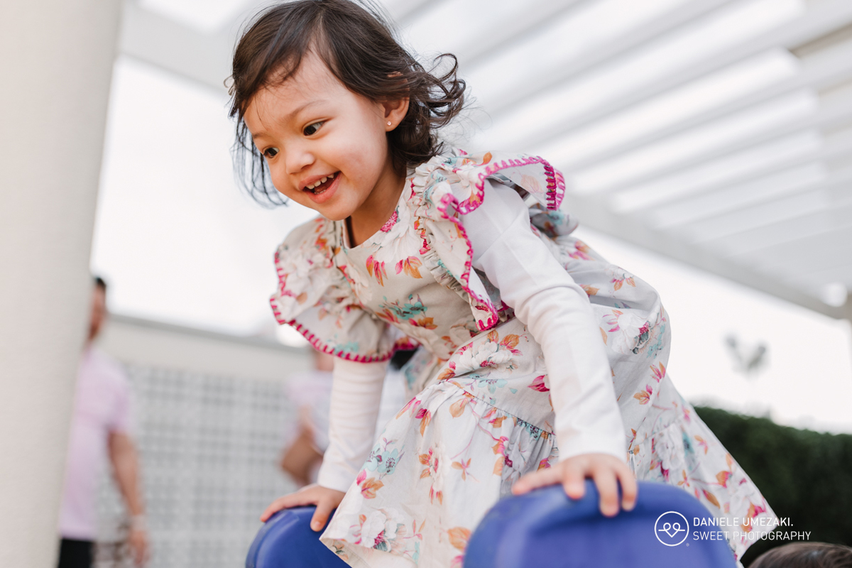 Fotografia de aniversário em Mogi das Cruzes. Alice comemorou seu 1º aninho no salão de festas do condomínio, com decoração da Doce de Laço. Registro cheio de afeto feito por quem acompanha a família desde o batizado da irmã mais velha, Rafaela