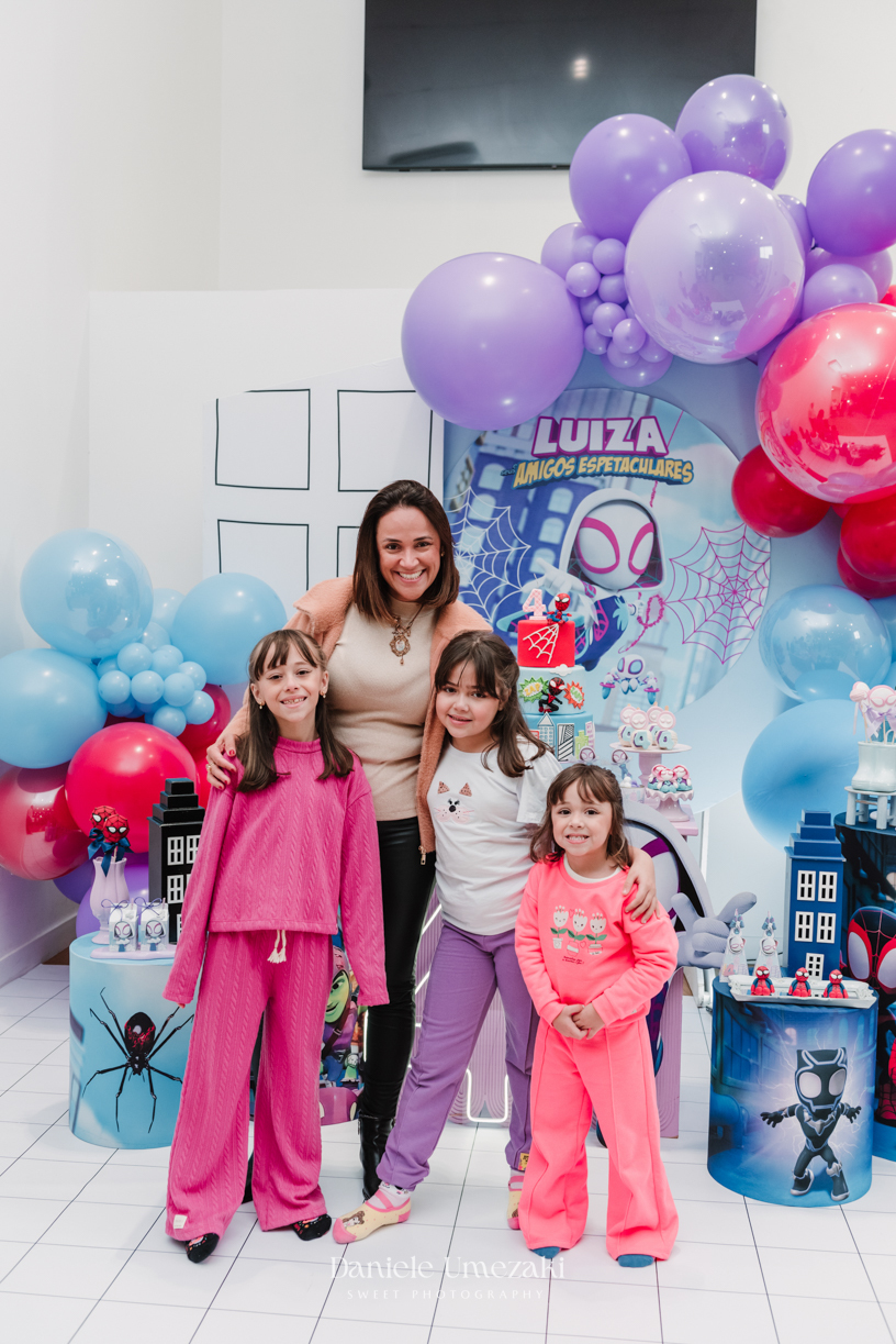 Aniversário infantil de 4 anos da Luiza no Pé de Caqui em Mogi das Cruzes. Festa linda e cheia de afeto. A Dani Umezaki acompanha essa família desde o nascimento da irmã mais velha, registrando todos os momentos especiais.